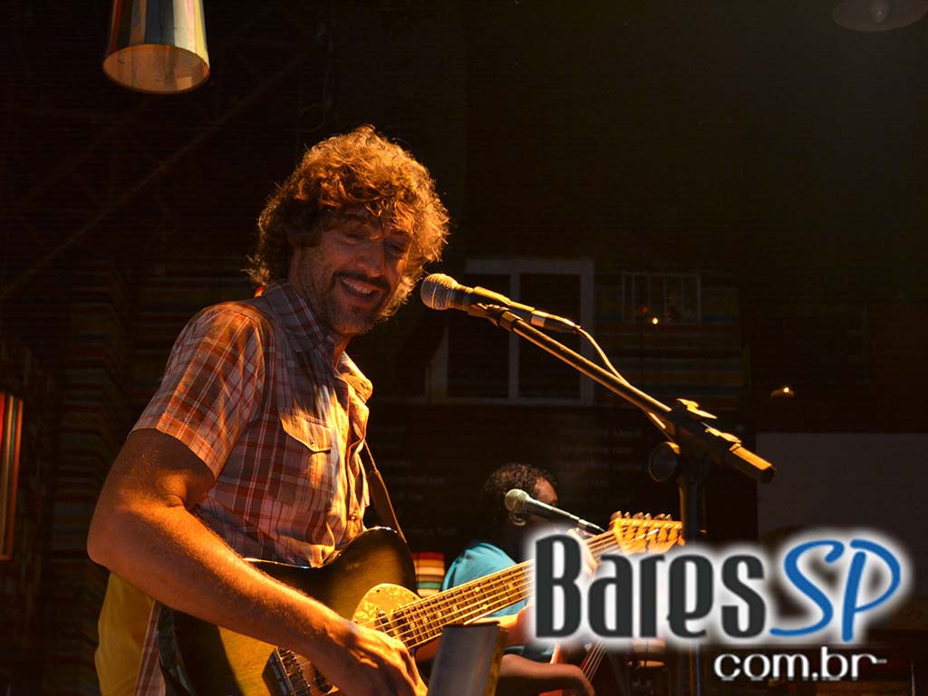 Dona Duda, Augusto Swing e integrantes de outros grupos se apresentaram em noite de samba-rock Dona Duda, Augusto Swing e integrantes de outros grupos se apresentaram em noite de samba-rock